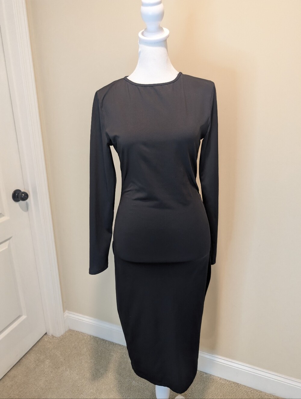 Sleek Black Long-Sleeve Midi Dress